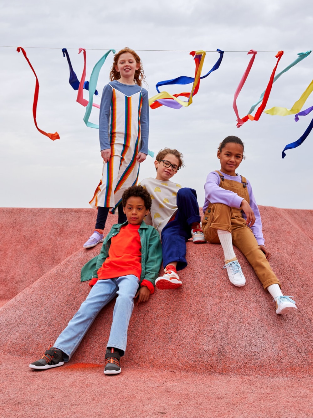 sfoli Kinder Gruppe stehen lachen Bänder